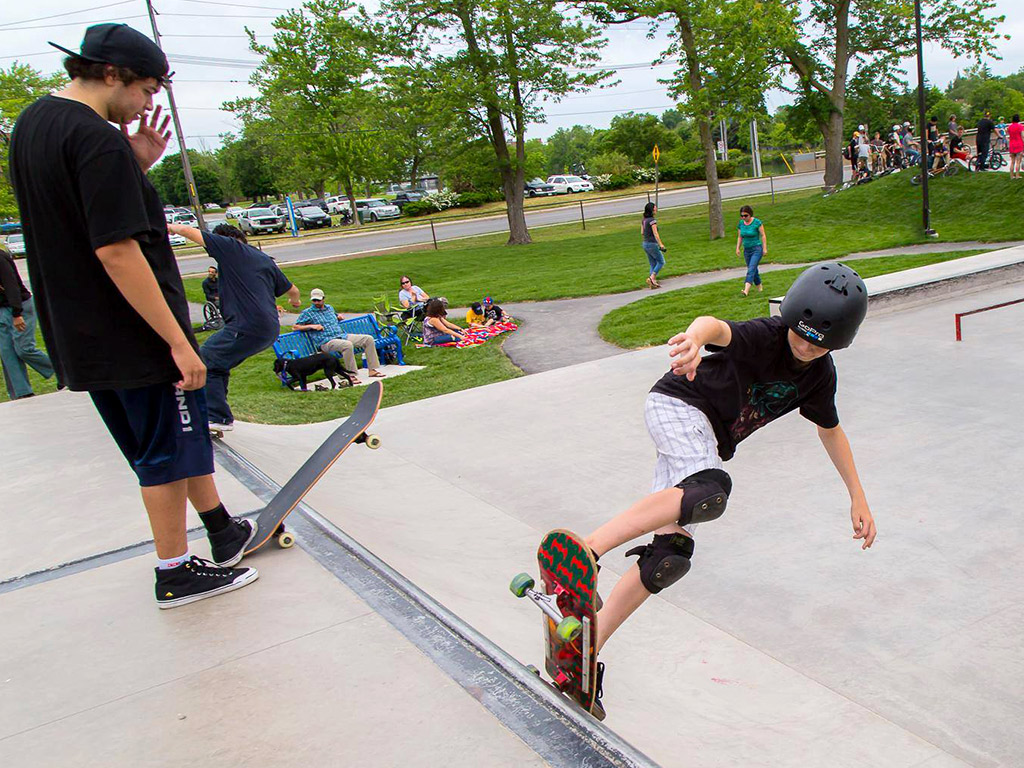 image of kids at the skatepark